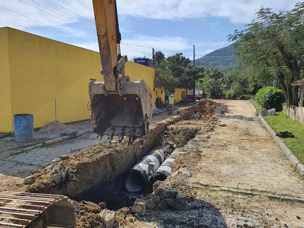 PORTO BELO - Rua do Centro de Porto Belo recebe nova tubulação