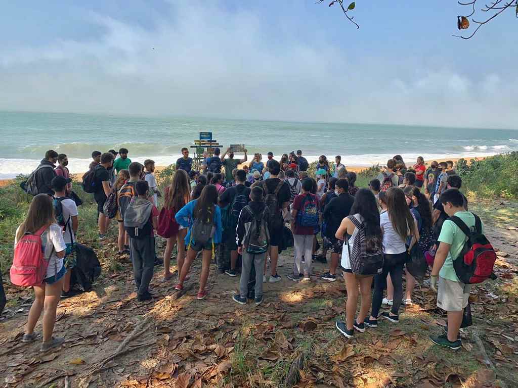 Alunos da escolinha de surf participam de atividade especial