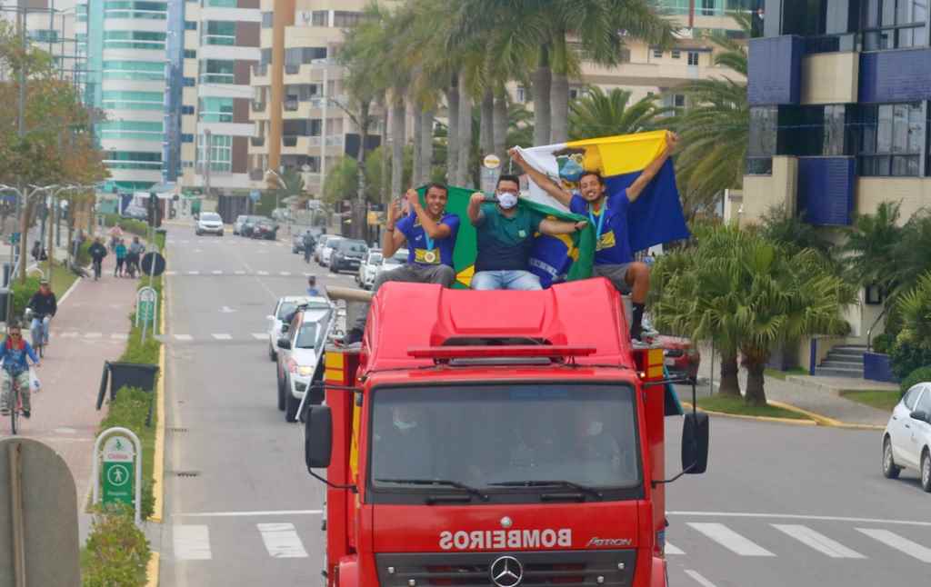 Dupla campeã do Sul Americano Sub-19 de Vôlei de Praia desfila em Itapema