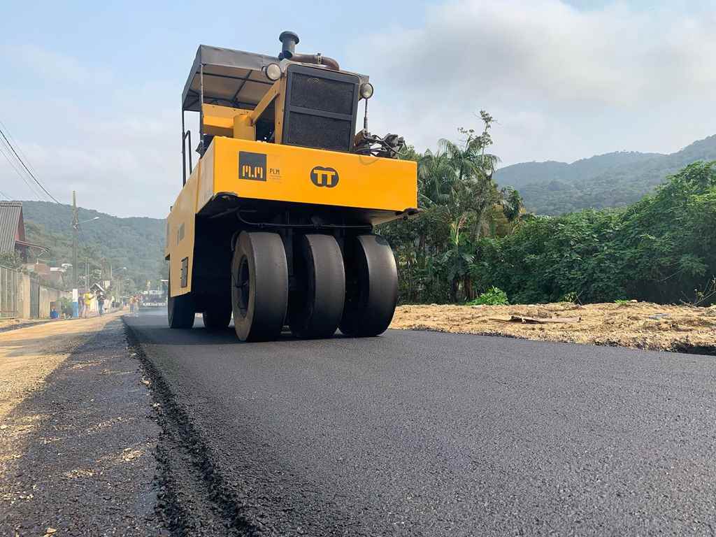 Obras inicia pavimentação asfáltica em ruas do Bairro Ilhota