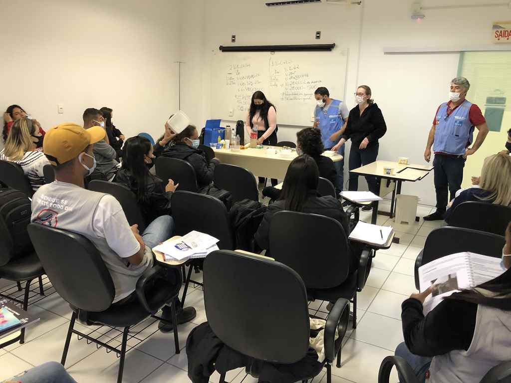 Agentes de Combate a Endemias recebem treinamento com equipe da DIVE SC