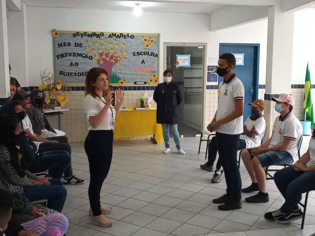 Alunos do CEMEJA participam de conversa sobre valorização da vida