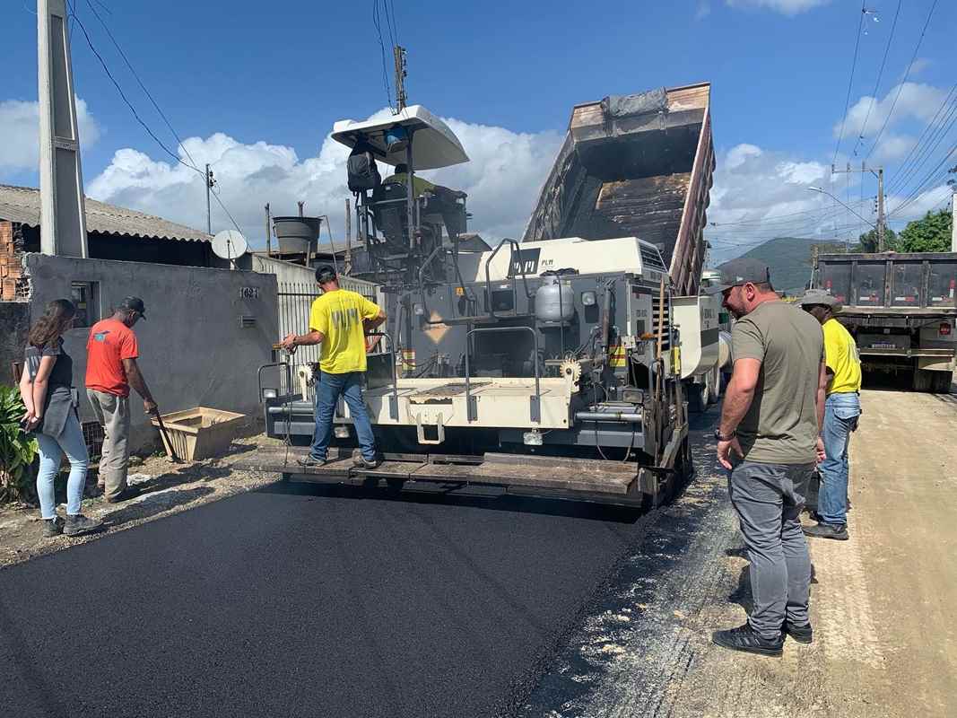 Pavimentação asfáltica é retomada no Bairro Morretes