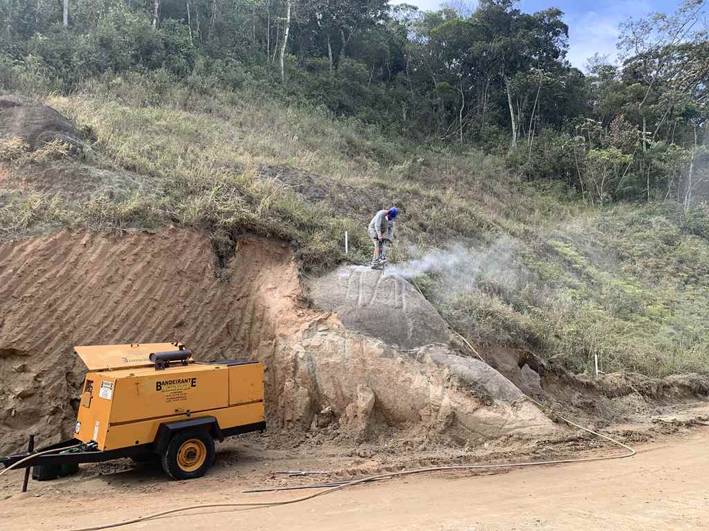 PORTO BELO - Rochas são retiradas para alargamento de via no Morro de Zimbros