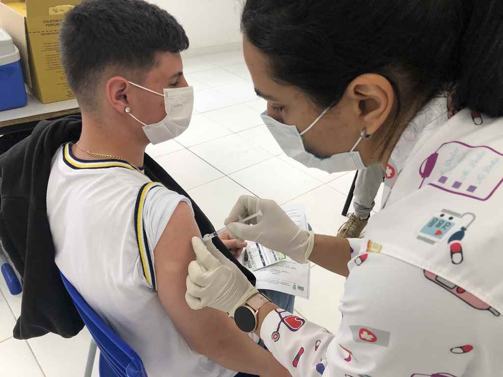 Saúde inicia vacinação contra a COVID-19 nas escolas