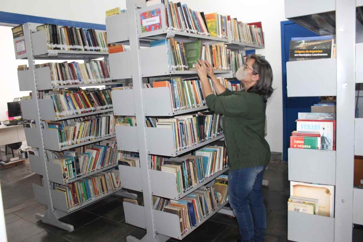 Biblioteca Municipal tem grande acervo para os apaixonados pela leitura