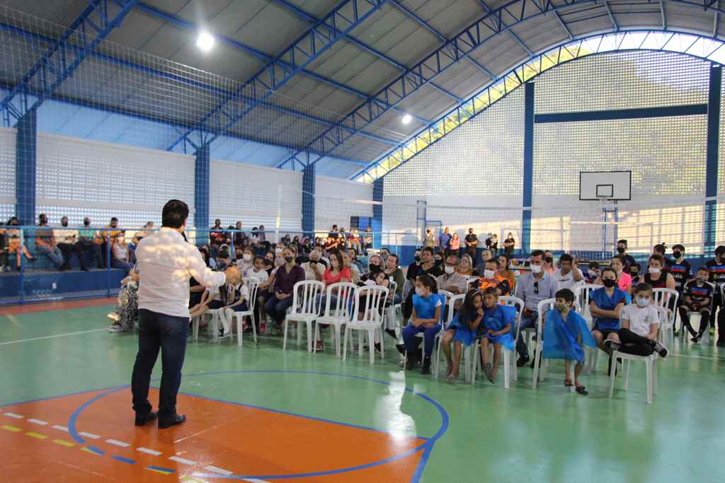 PORTO BELO - Concluída a reforma da quadra de Esportes do bairro Santa Luzia