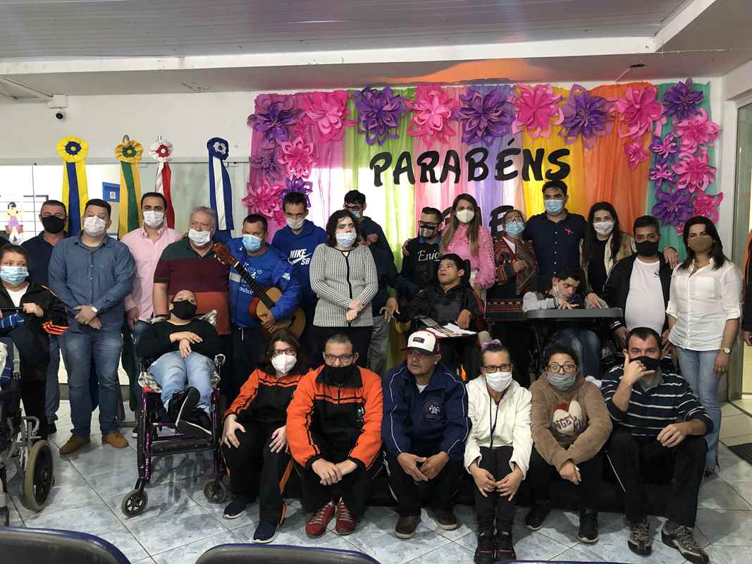 Prefeita Nilza Simas entrega micro-ônibus para a APAE de Itapema