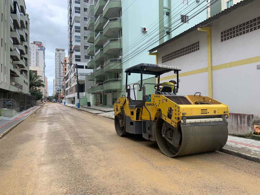 Ruas do Bairro Meia Praia recebem pavimentação asfáltica