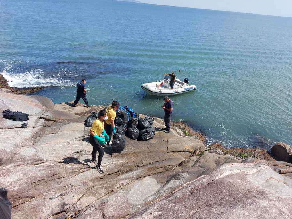 PORTO BELO - Ação contra a dengue retira lixo dos costões de Porto Belo