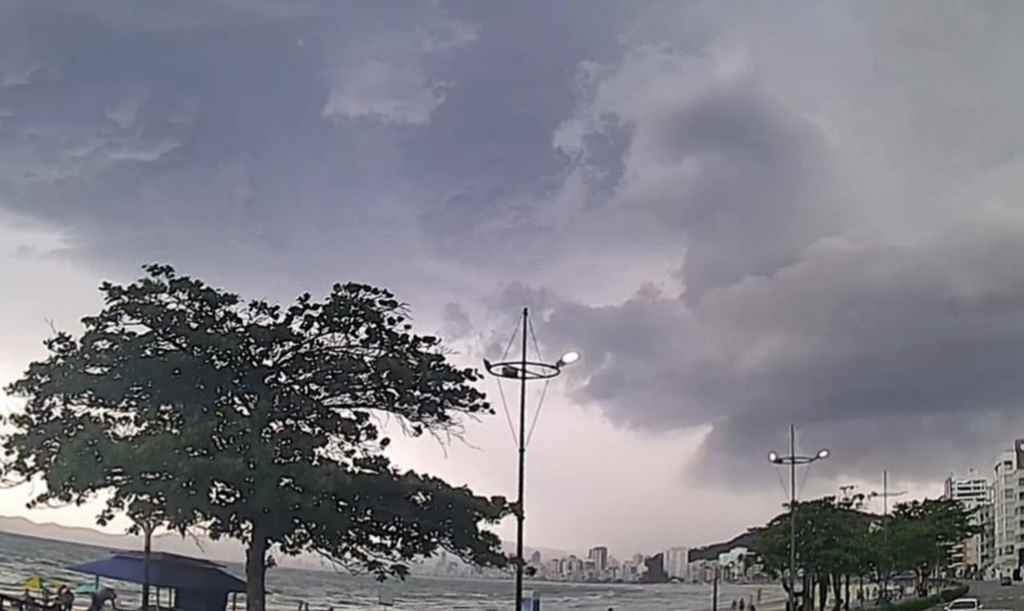 Chuva que trouxe granizo em Itapema/SC. Veja o vídeo - Fonte: Clima ao Vivo - www.climaaovivo.com.br