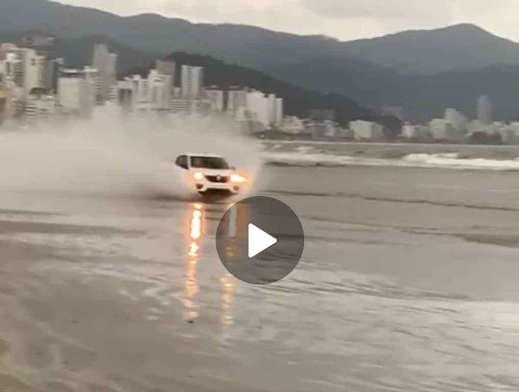 Motorista assusta banhistas em praia de Porto Belo - PM/Reprodução