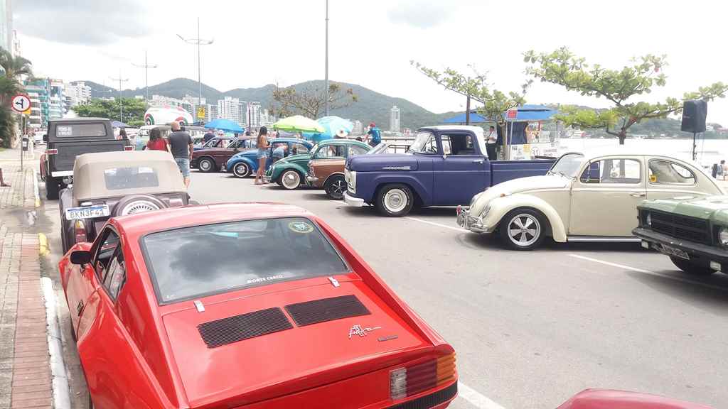 1º Encontro de Carros Antigos de Itapema reuniu mais de 200 participantes