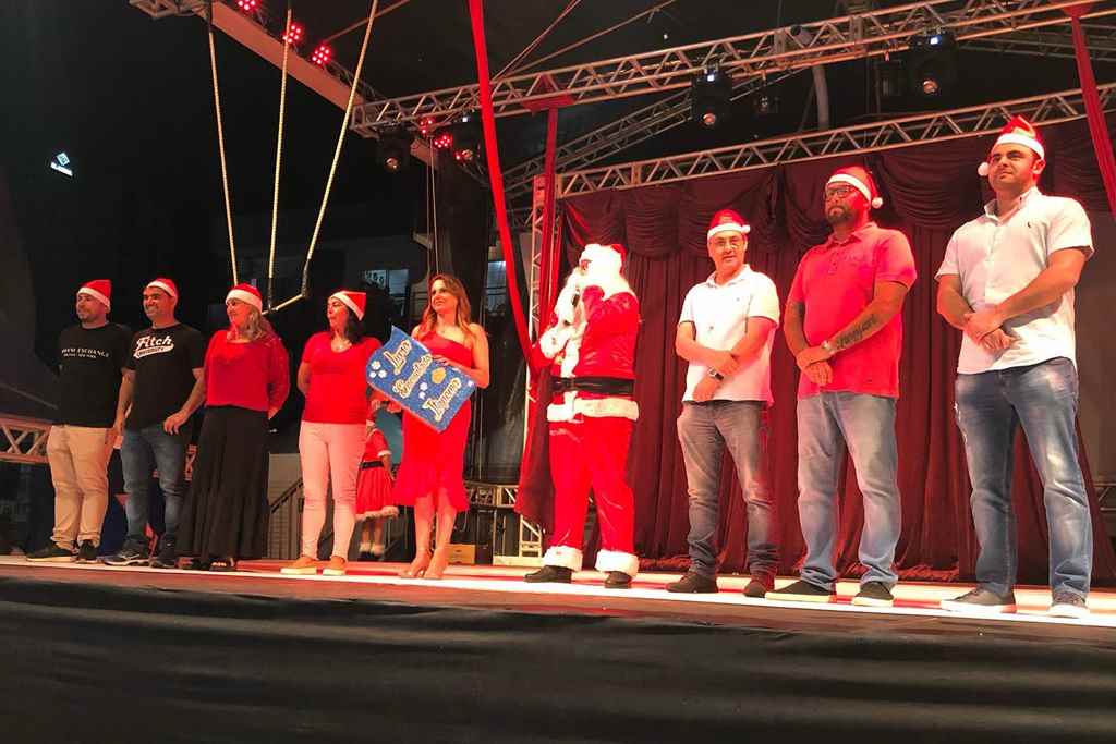 Chegada do Papai Noel emociona público na Praça da Paz