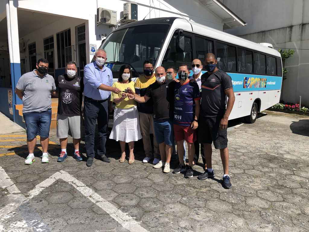 Itapema ganha ônibus para atletas e escola móvel do SENAI