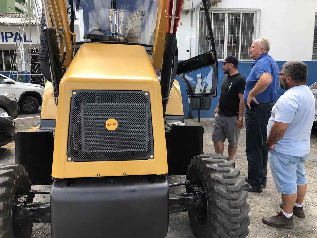 Itapema recebe retroescavadeira para Departamento de Agricultura