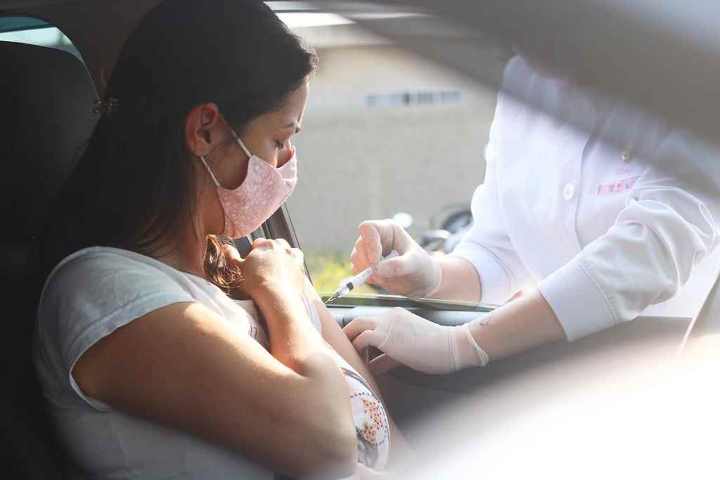 Secretaria de Saúde realiza último drive thru de vacinação neste sábado (18/12)
