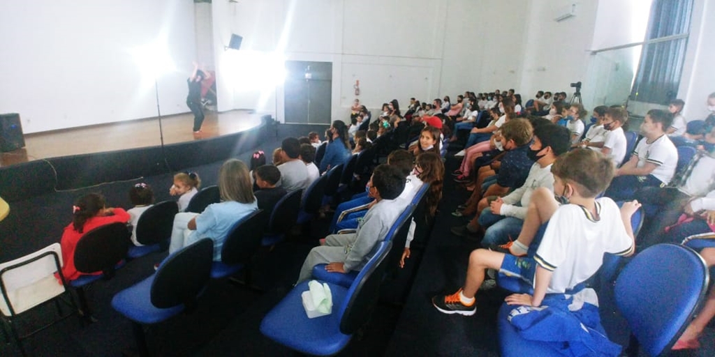 Alunos da Escola Paulo Reis assistem peça de teatro