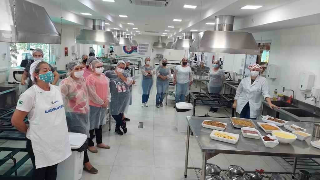 Merendeiras da Rede Municipal de Educação recebem capacitação