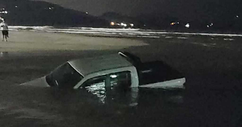 Picape foi abandonada por motorista que tentou atravessar rio – Foto: Reprodução/Internet