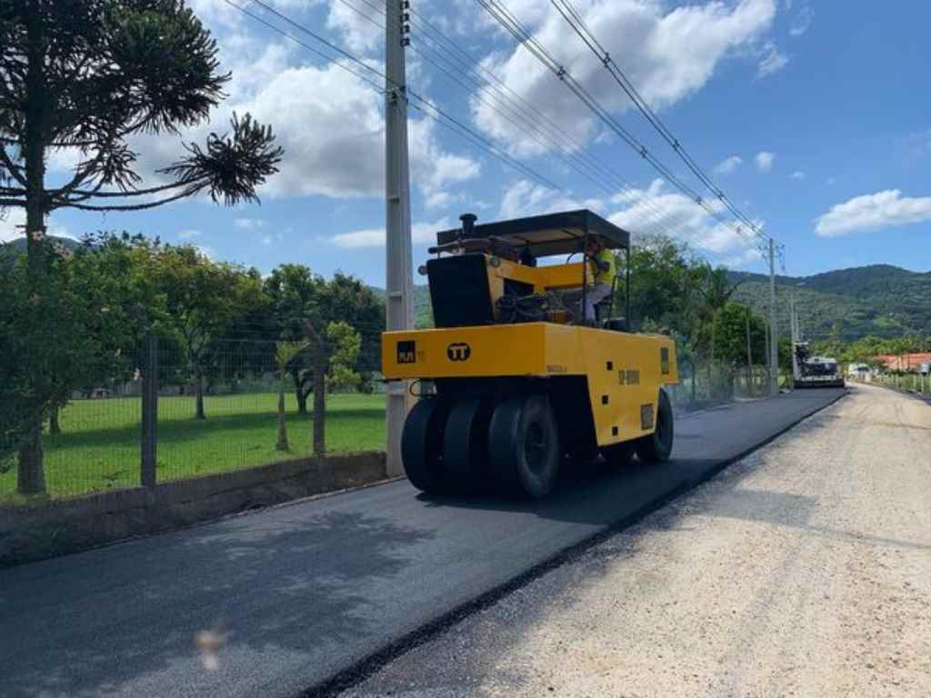 Obras inicia pavimentação asfáltica na Rua 406-H
