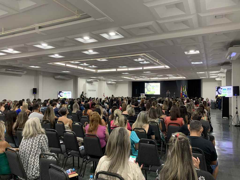 Palestra do poeta Bráulio Bessa marca abertura oficial do ano letivo em Itapema