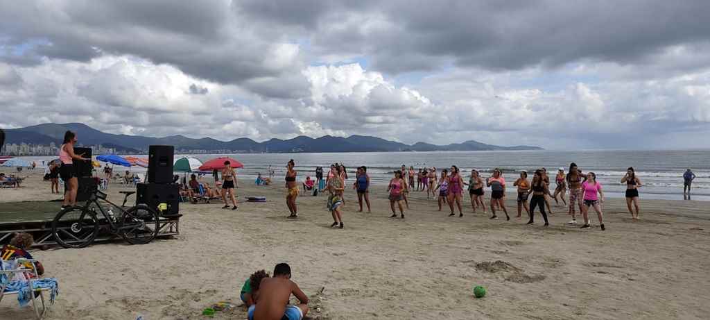 PORTO BELO - Porto Belo mantém aulas de zumba na Praia do Perequê