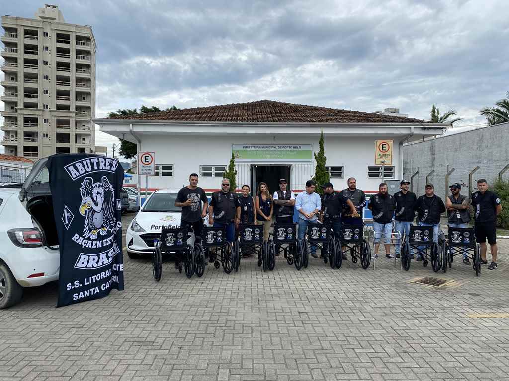 PORTO BELO - Secretarias de Saúde e Assistência Social recebem doações de Moto Clube em Porto Belo