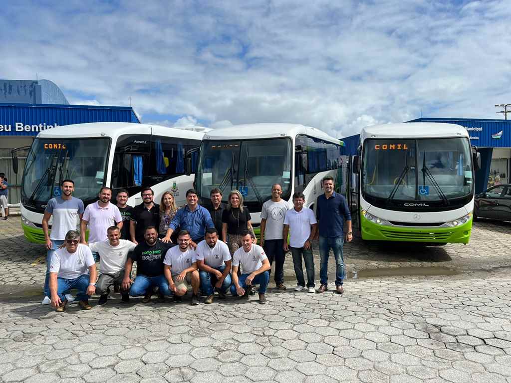 PORTO BELO - Porto Belo realiza a entrega ônibus para transporte universitário