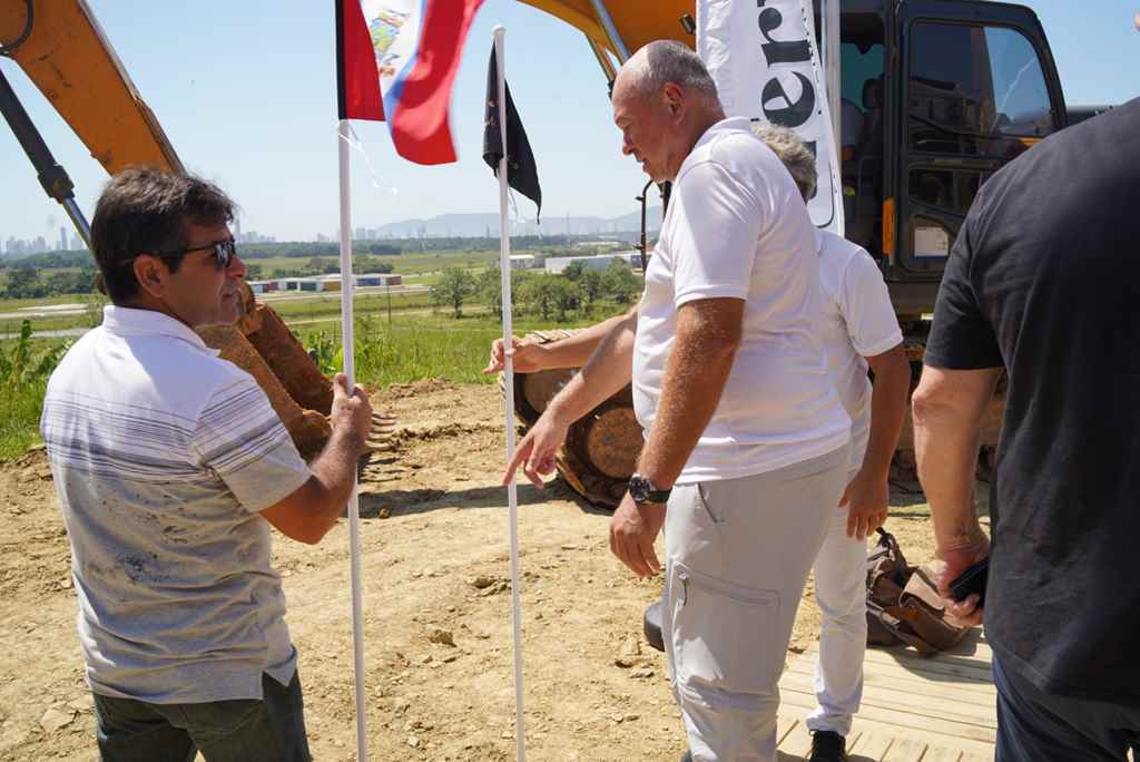 PORTO BELO - Wert Empreendimentos finca bandeira em Porto Belo com autorização para início das obras de condomínio com campo de golfe iluminado - Foto: Camila Carniel