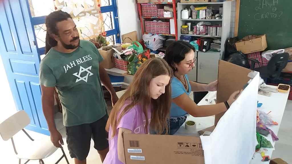 Oficina ensina a produção e interpretação do teatro de bonecos em Itapema