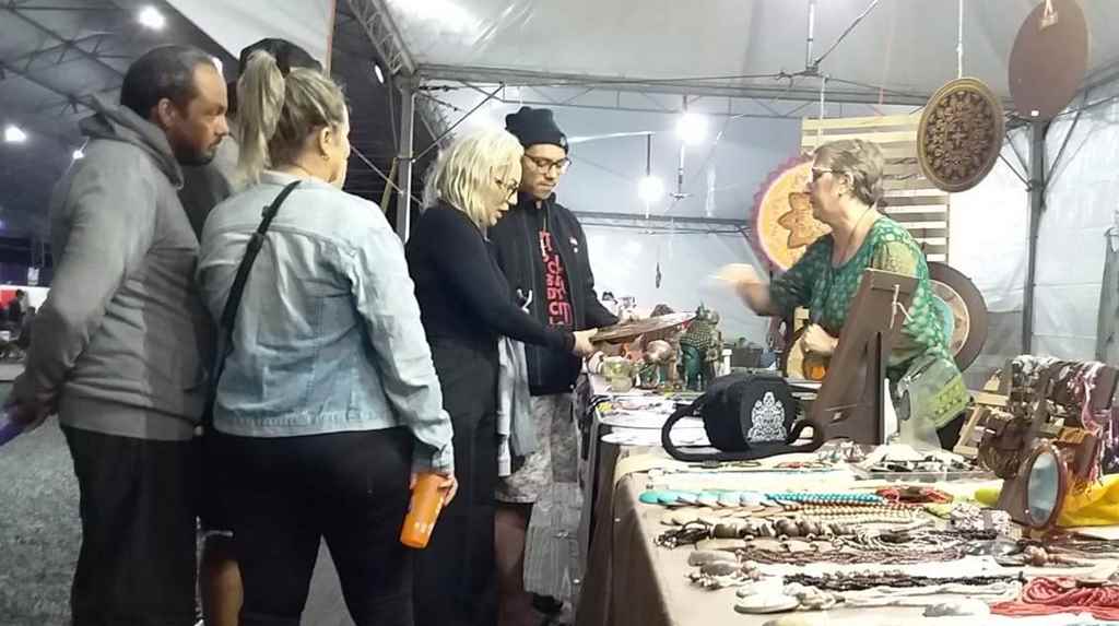 Artesãos expõem produtos na Vila do Vôlei