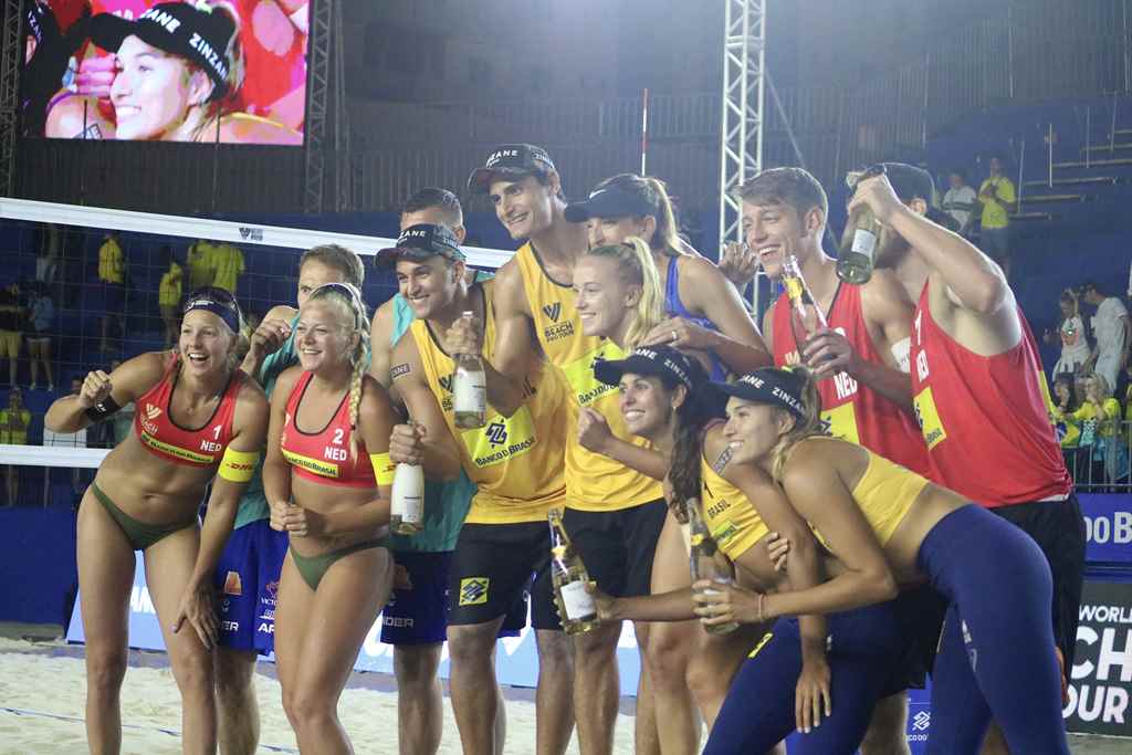 Final do Circuito Mundial de Vôlei de Praia em Itapema teve Brasil no pódio masculino e feminino