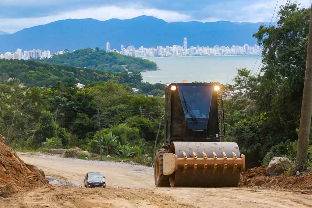 Obras de pavimentação seguem no Morro de Zimbros – Foto: Júlio Cavalheiro/SECOM/ND
