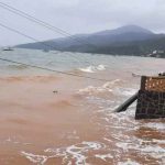 Ondas derrubaram postes próximos à praia - Defesa Civil/Divulgação