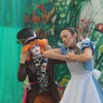 Apresentação de musical "Alice no País das Maravilhas" emociona público em Itapema