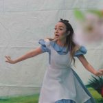 Apresentação de musical "Alice no País das Maravilhas" emociona público em Itapema