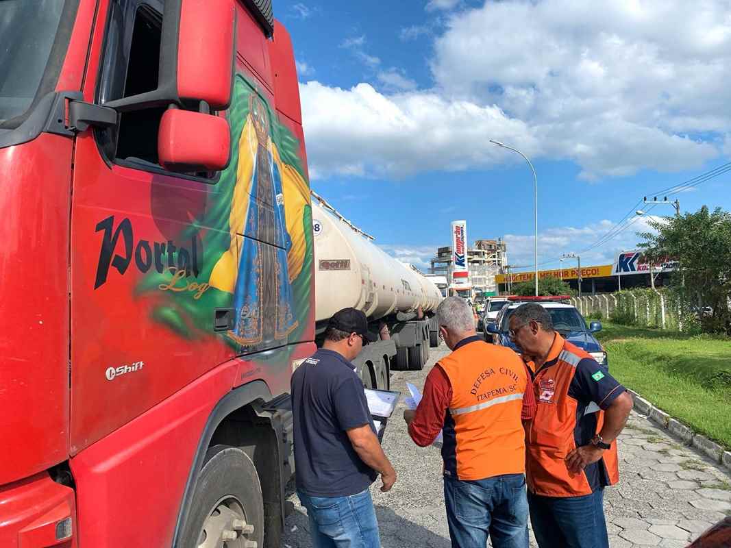 Defesa Civil e Vigilância Sanitária de Itapema participam de operação de fiscalização de transportes de carga