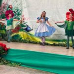 Estudantes assistem a apresentação de musical "Alice no País das Maravilhas"