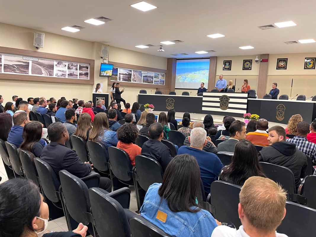 Estudantes da Escola Móvel do Senai recebem certificado