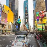 Jesse e Shurastey na Time Square em Nova York - Reprodução/Internet