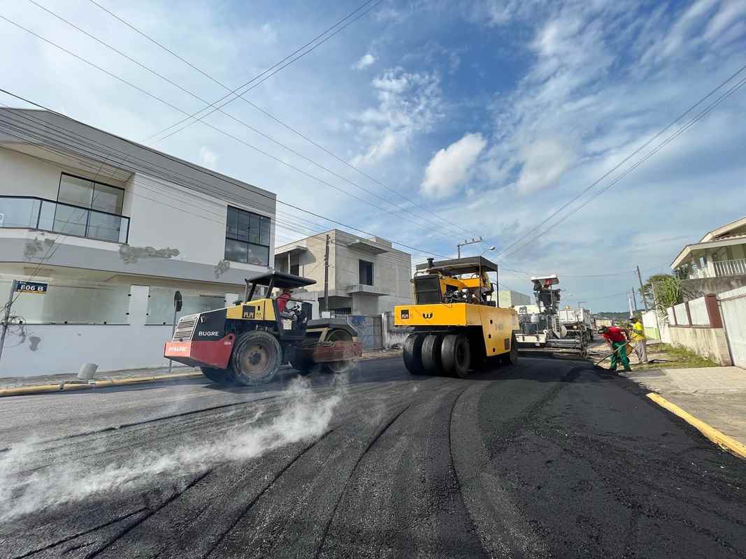 Obras inicia semana com asfalto no Bairro Alto São Bento