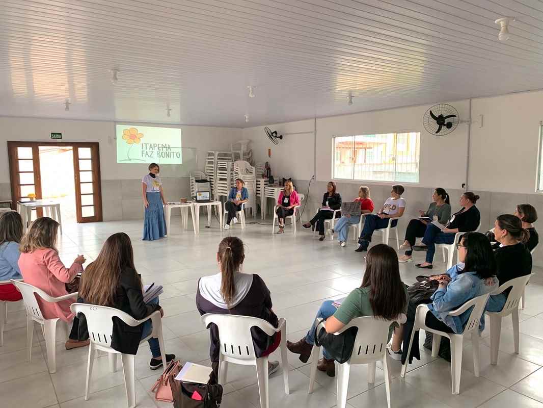 Profissionais do CREAS promovem roda de conversa sobre Maio Laranja