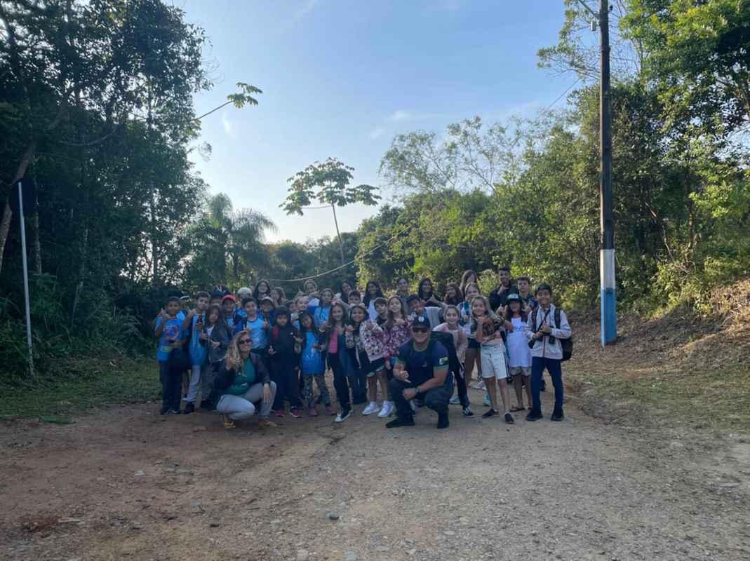 Alunos do surf participam de atividade ecológica