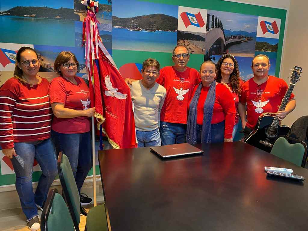 PORTO BELO - Bandeira do Divino passa pelo Centro Administrativo em Porto Belo