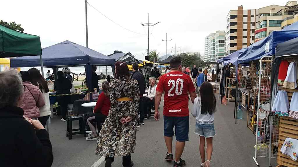 Domingo da Família foi cultural na orla do Centro de Itapema