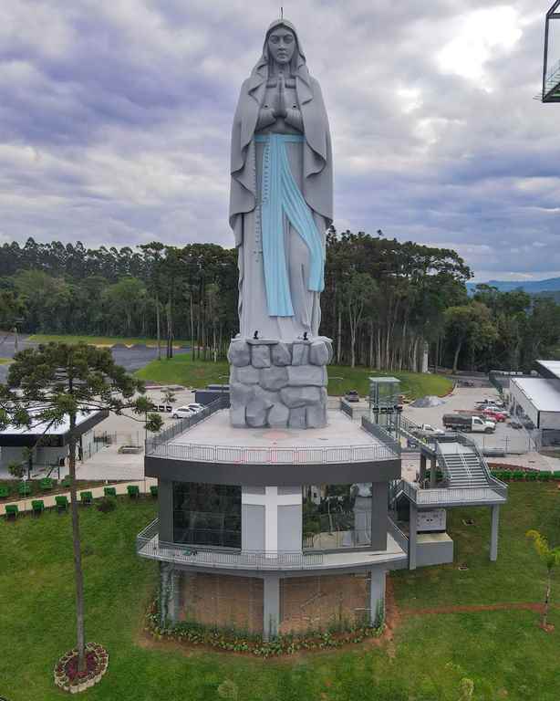 Estátua de Nossa Senhora de Lourdes, principal atração do santuário - Foto: Franciel Andrade