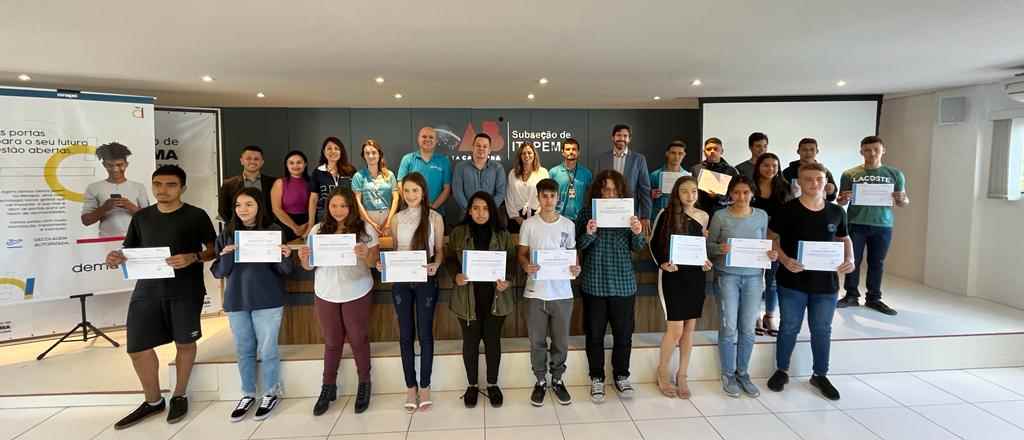 Jovens recebem certificado do curso de capacitação para o mercado de trabalho