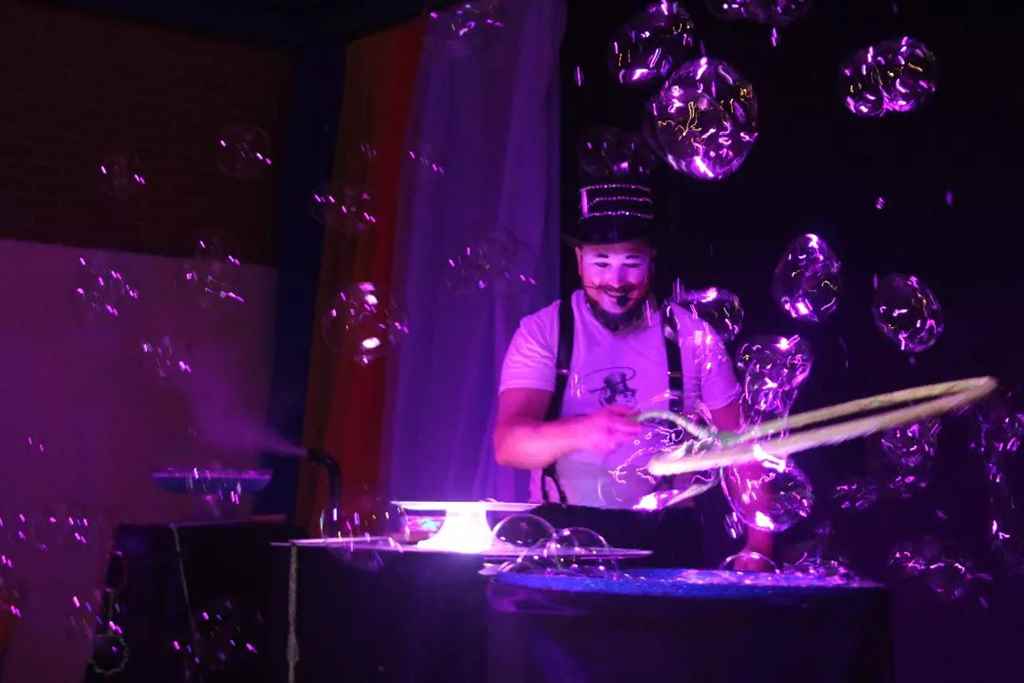 Mágico das Mega Bolhas encanta público no Espaço Cultural