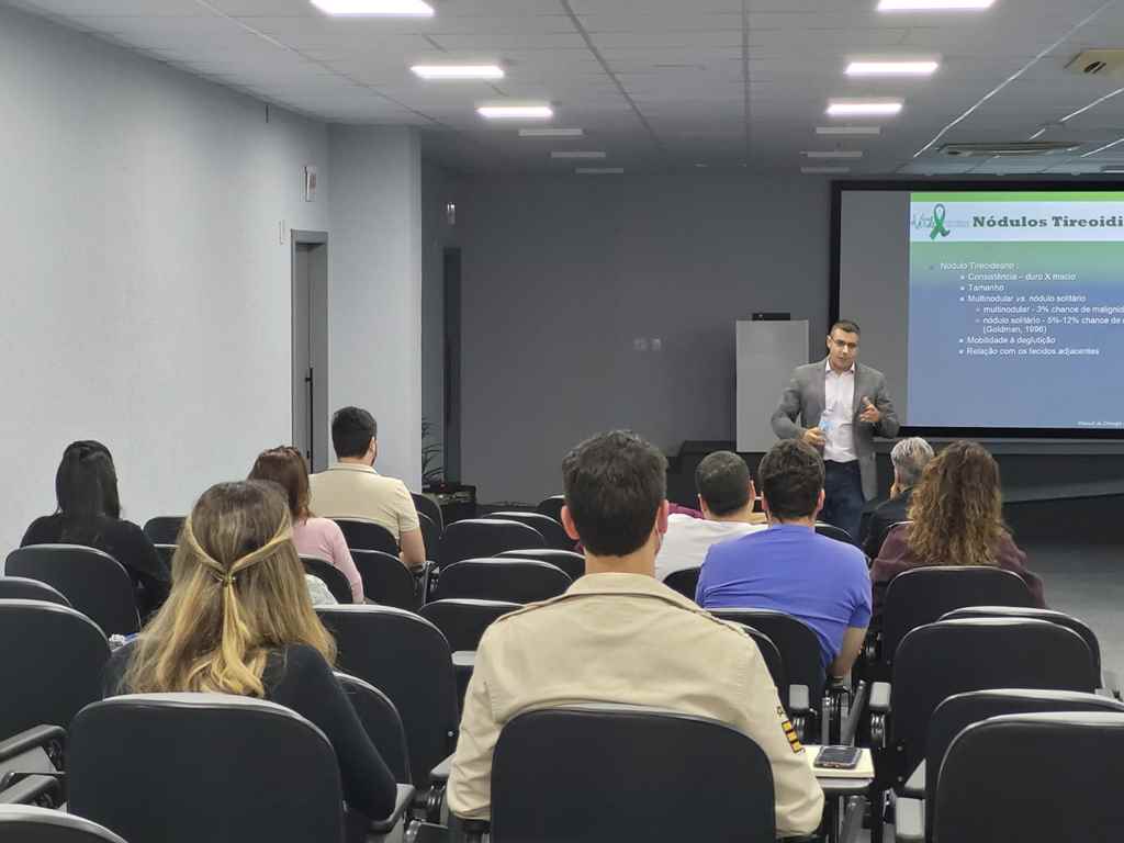 Médicos participam de palestra sobre o câncer de cabeça e pescoço